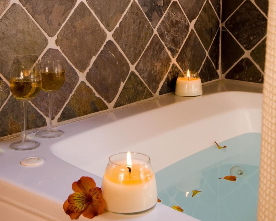 Gold Mountain Manor - Queen Room With Spa Bath