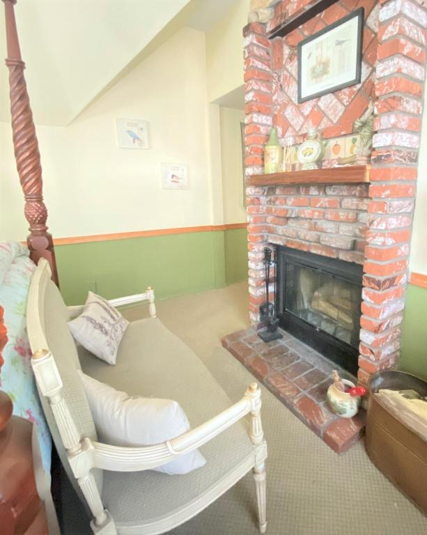 Gold Mountain Manor - Queen Room With Garden View