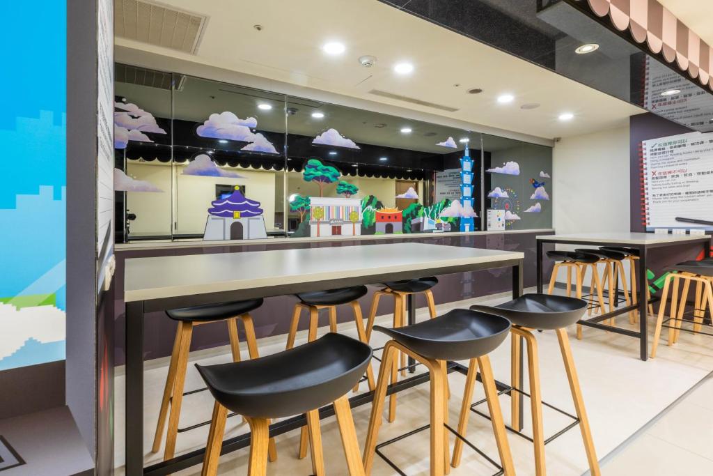 a restaurant with a bar with stools and a counter at CU Hotel Taipei in Taipei