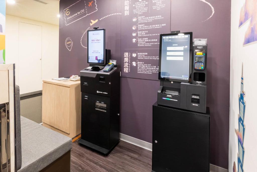 un ufficio con un registratore di cassa e un computer su una parete di CU Hotel Taipei a Taipei