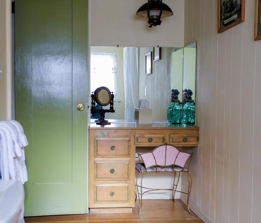 Gold Mountain Manor - Queen Room