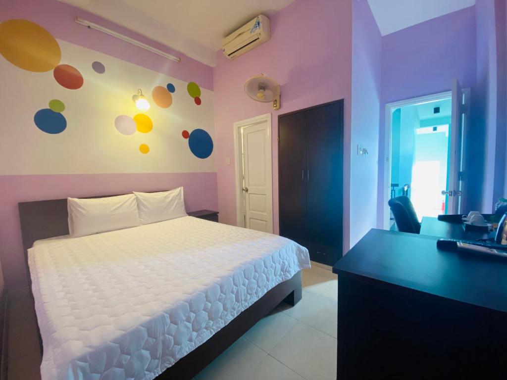 Säng eller sängar i ett rum på Bali Hotel 2