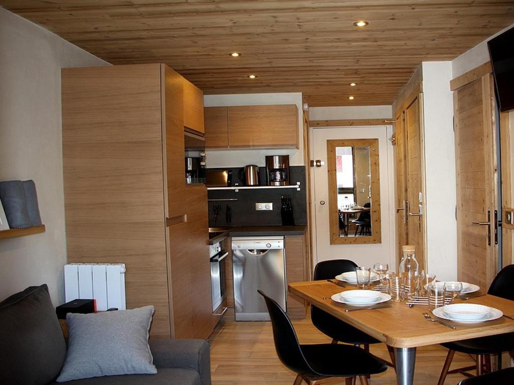 Appartement rénové proche pistes avec balcon - FR-1-344-893