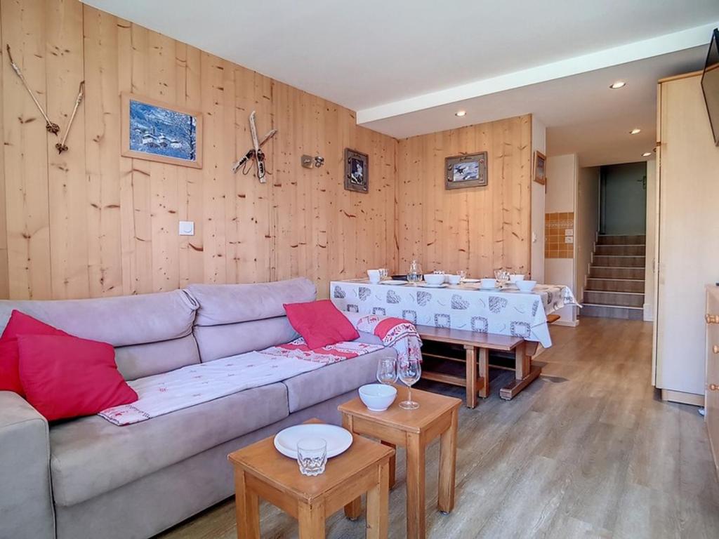 un salon avec un canapé et une table dans l'établissement Duplex rénové lumineux, balcon sud-ouest, pied des pistes, 5 pers., TV, cuisine équipée - FR-1-344-925, aux Menuires