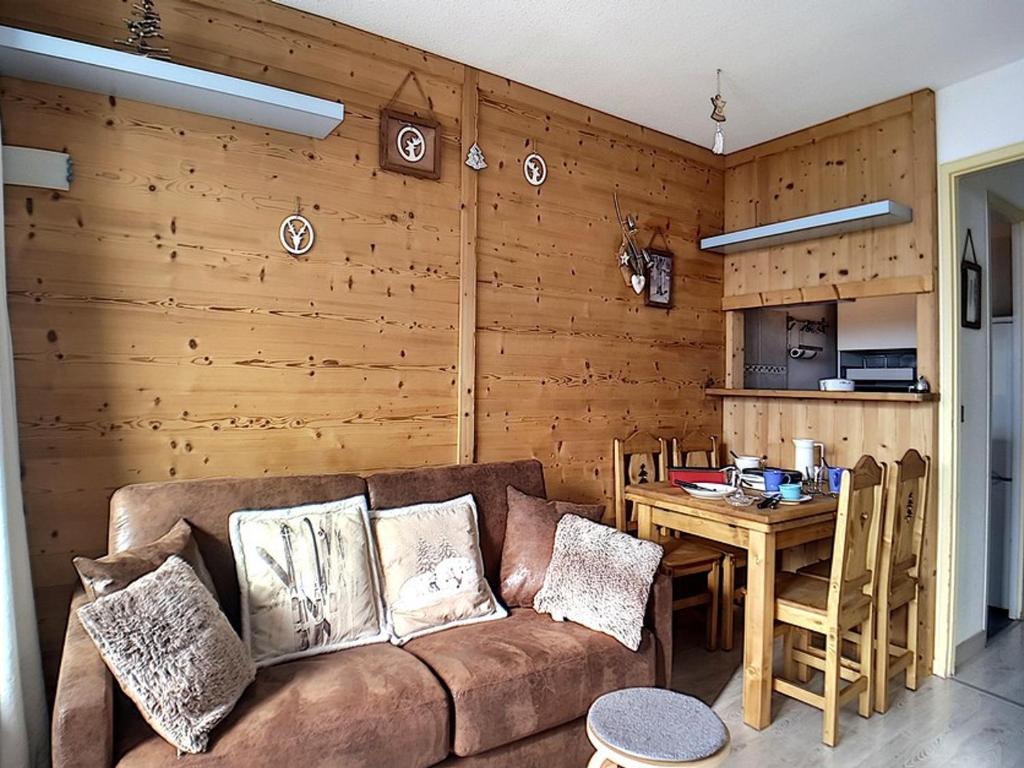 Appartement rénové avec balcon, accès direct aux pistes, situé à Reberty 1850 - FR-1-344-991