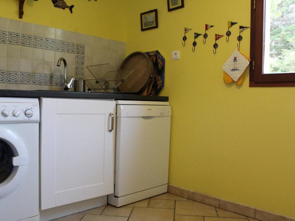 Zdjęcie z galerii obiektu Maison Calme avec Jardin, Proche Plage et Pistes Cyclables - 6 Couchages - FR-1-246A-144 w mieście Saint-Georges-dʼOléron