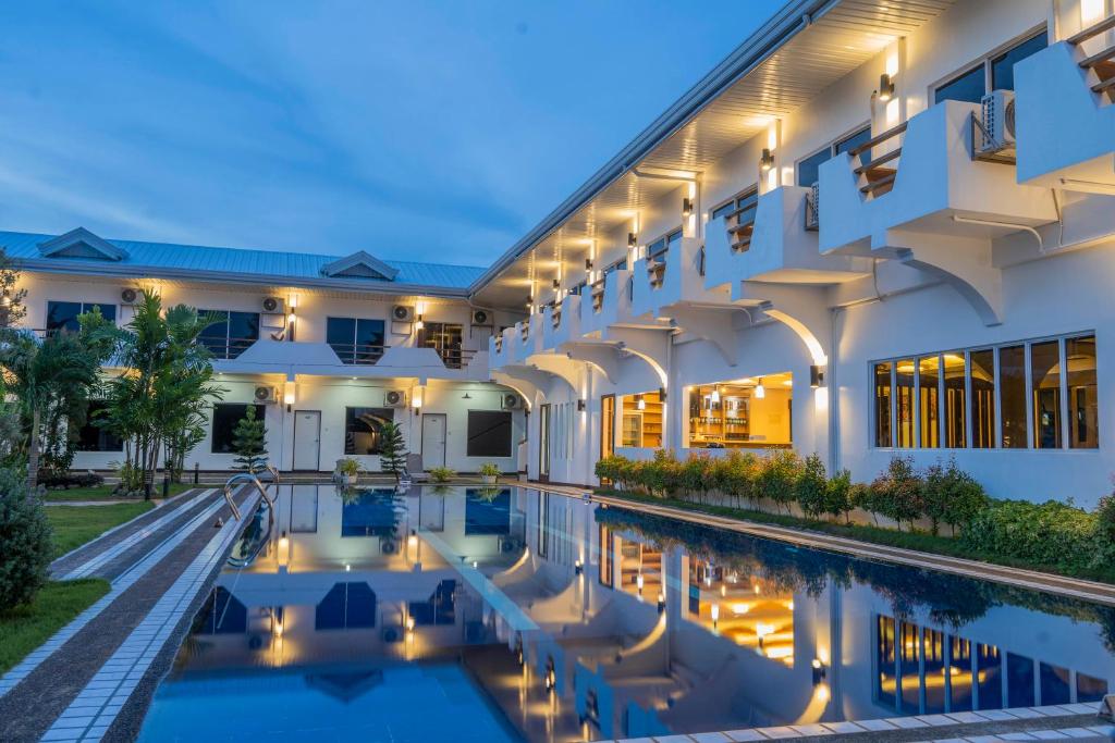 - une vue sur l'extérieur d'un bâtiment avec piscine dans l'établissement Adela Resort Panglao formerly Espacio Resort, à Panglao