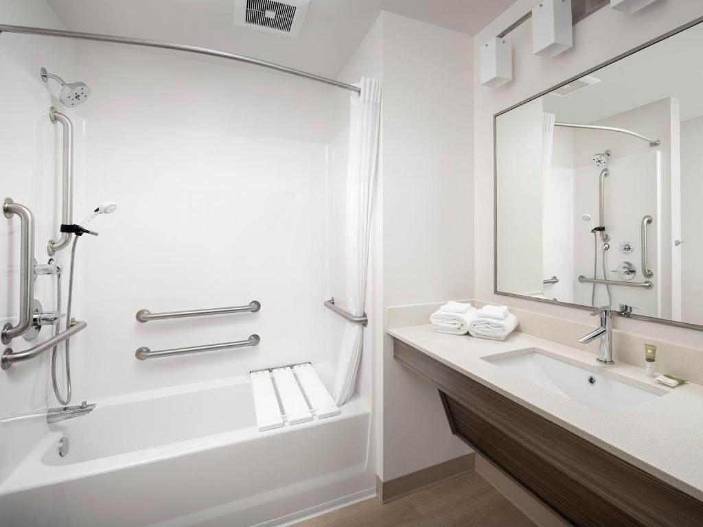 Koupelna v ubytování WoodSpring Suites Seattle Everett