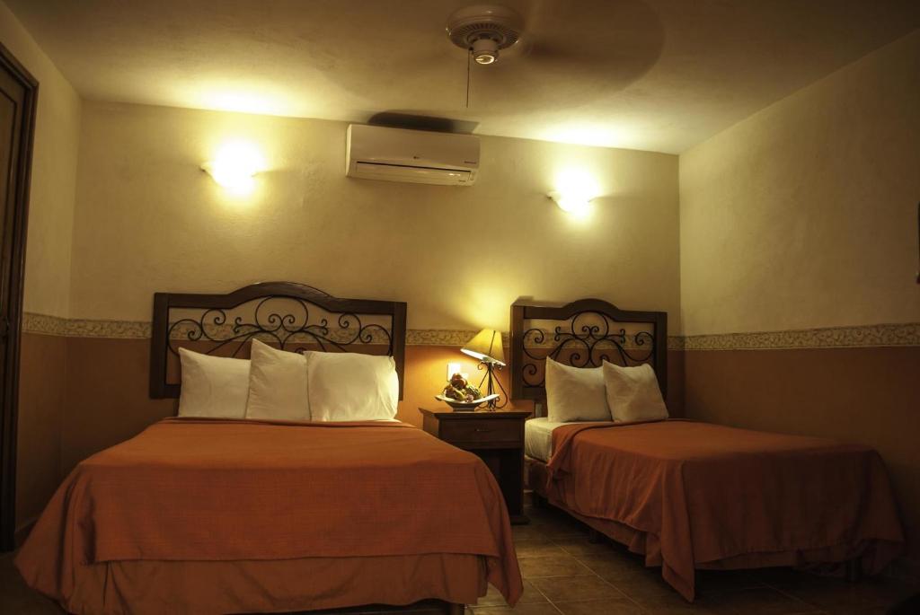 Postel nebo postele na pokoji v ubytování Maya Campeche Hotel