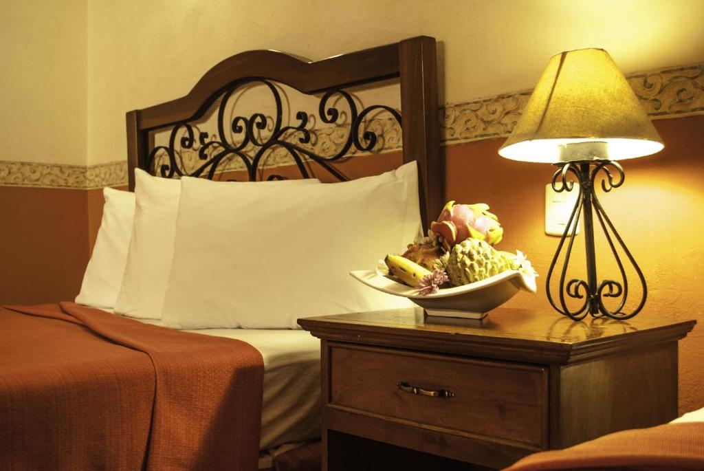 Postel nebo postele na pokoji v ubytování Maya Campeche Hotel