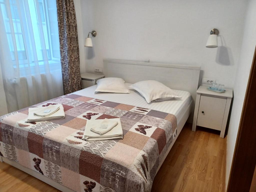 Un dormitorio con una cama con dos servilletas. en Casa Mario, en Sibiu