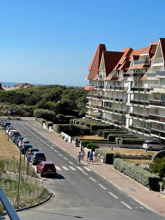 a road with cars parked on the side of a building at Le Touquet - Superbe appartement 3 chambres - Proche mer & centre - Wifi in Le Touquet-Paris-Plage