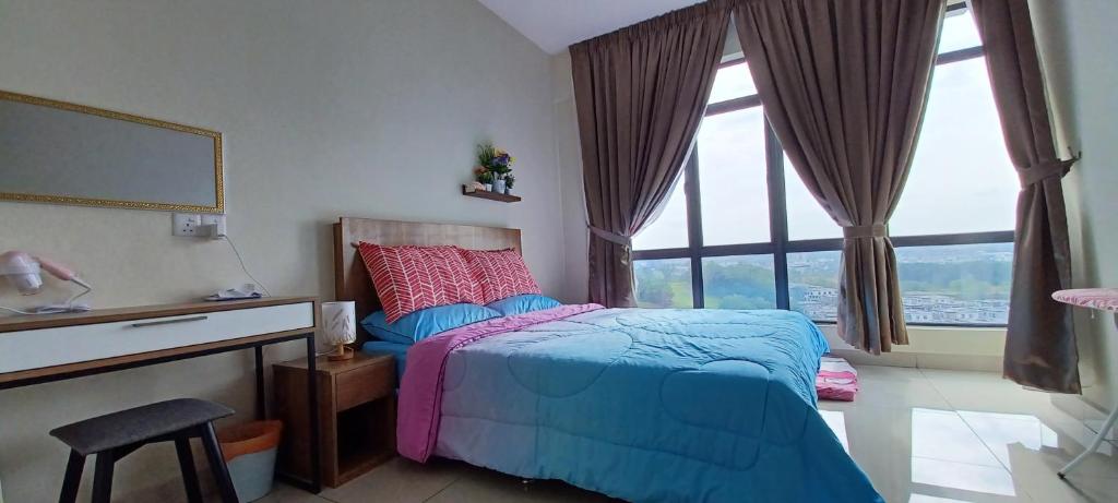 HOME SWEET HOME ARC AUSTIN HILLS في جوهور باهرو: غرفة نوم بسرير ومكتب ونافذة