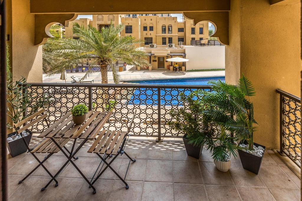 Apartamento con balcón con vistas a la piscina. en Yansoon by Emaar, Downtown Dubai en Dubái