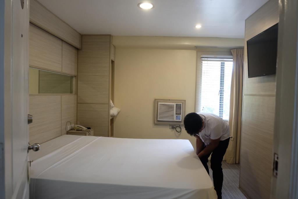 Postel nebo postele na pokoji v ubytování Spaces Hotel Makati