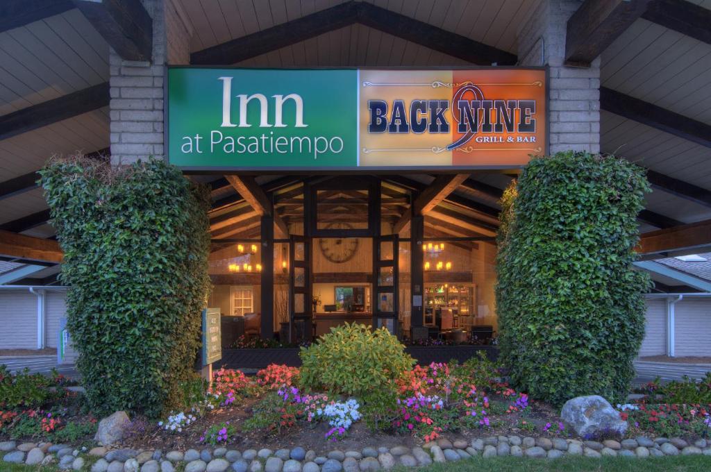 un restaurante con un cartel que lee el vino de regreso de Imin en The Inn at Pasatiempo, en Santa Cruz