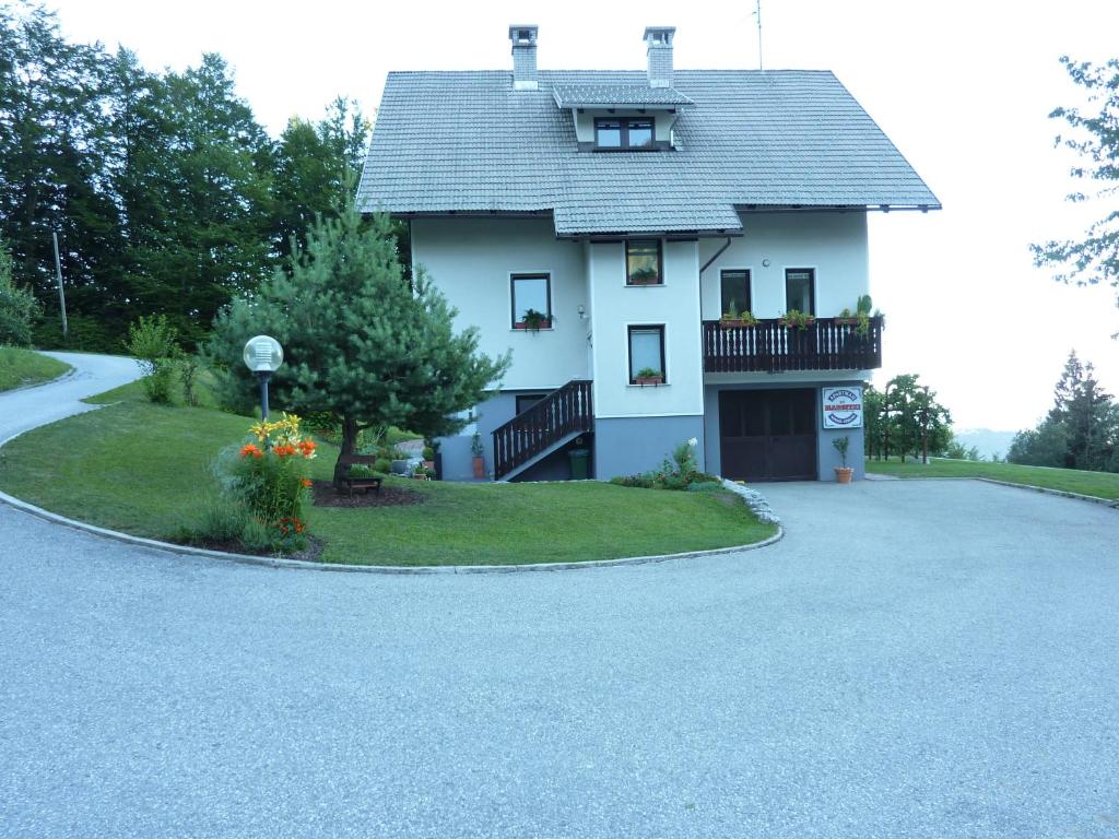 una casa con una entrada delante de ella en Apartments Pri Marjetki en Cerkno