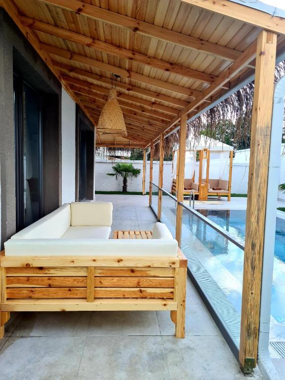The swimming pool at or close to Ozilvillas