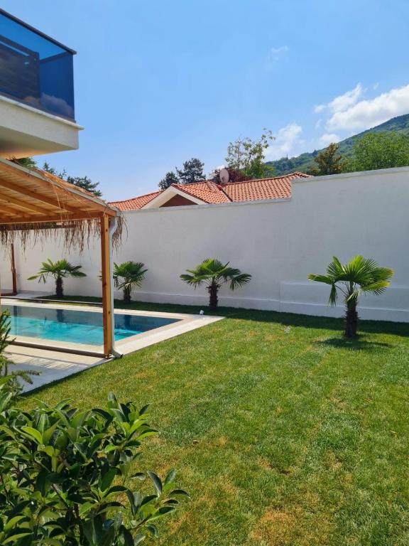 The swimming pool at or close to Ozilvillas