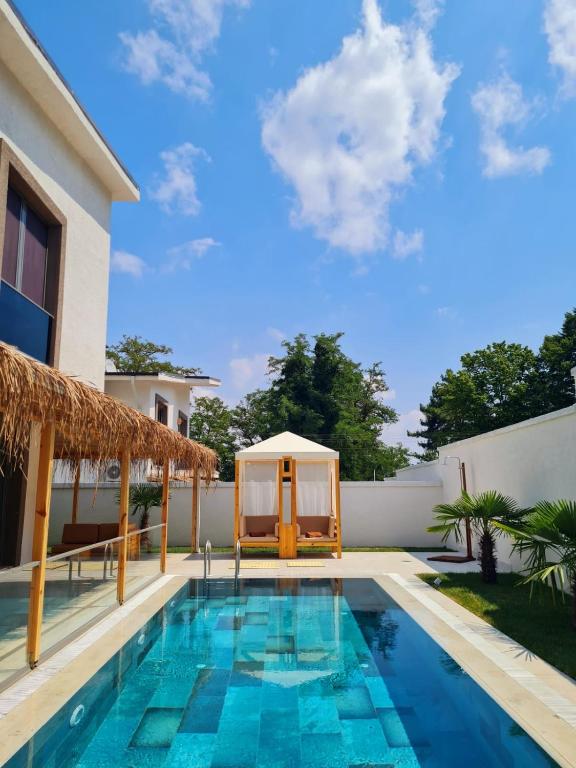 The swimming pool at or close to Ozilvillas