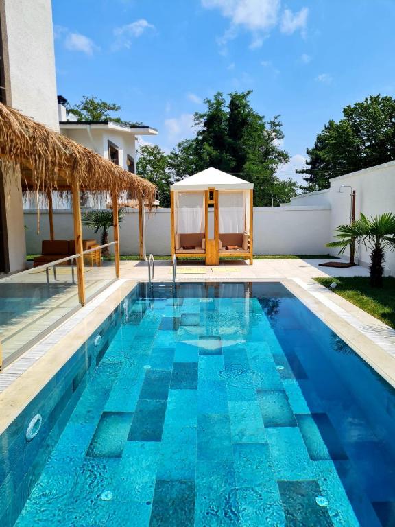 The swimming pool at or close to Ozilvillas