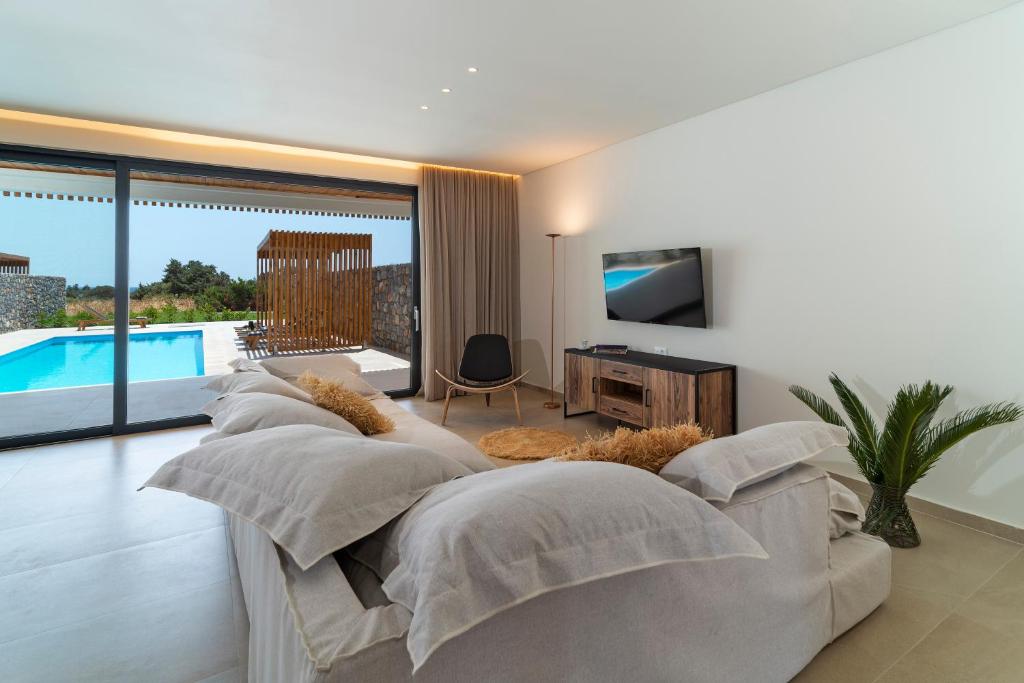 TV a/nebo společenská místnost v ubytování Aethrion Villas & Suites
