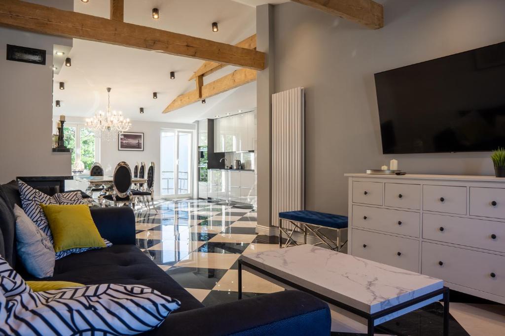 Televízia a/alebo spoločenská miestnosť v ubytovaní Strand Palazzo
