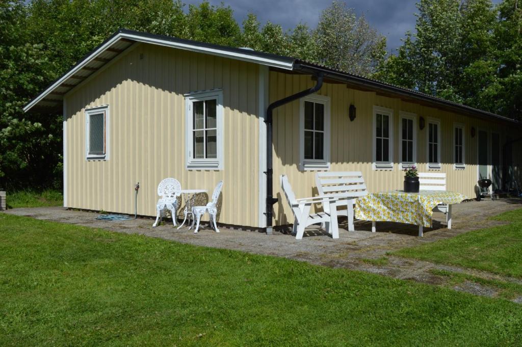 Nyrenoverat gårdshus på havstomt med hög standard - Villa Met Drie Slaapkamers