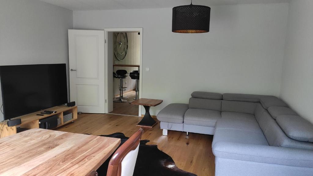 ein Wohnzimmer mit einem Sofa und einem Tisch in der Unterkunft Brilliant Home Messe in Nürnberg