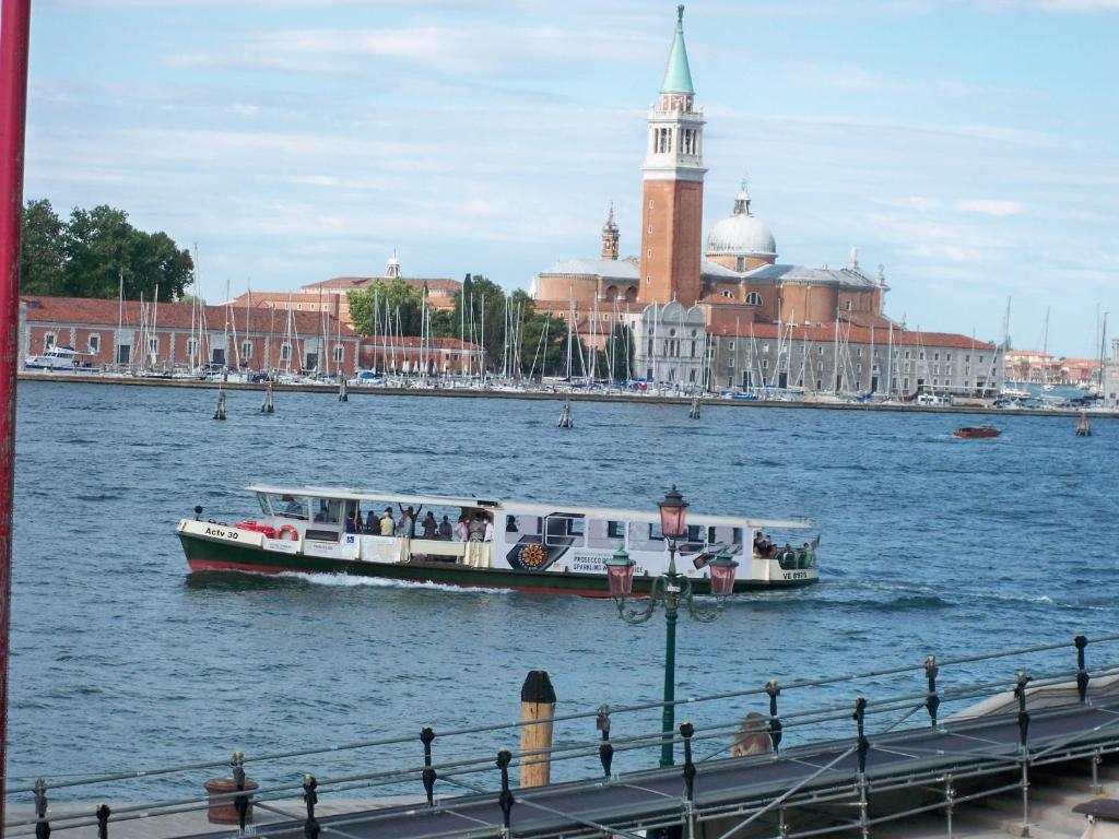 ein Boot im Wasser neben einer Brücke in der Unterkunft locazione Mery in Venedig