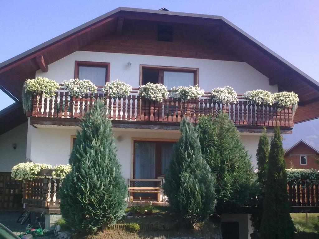 una casa con balcone con piante di Apartmaji Sparakel a Bled