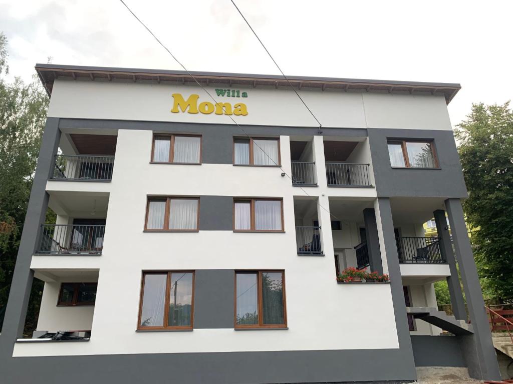 ヴィスワにあるWilla Monaの黄色の看板が立つ白い建物