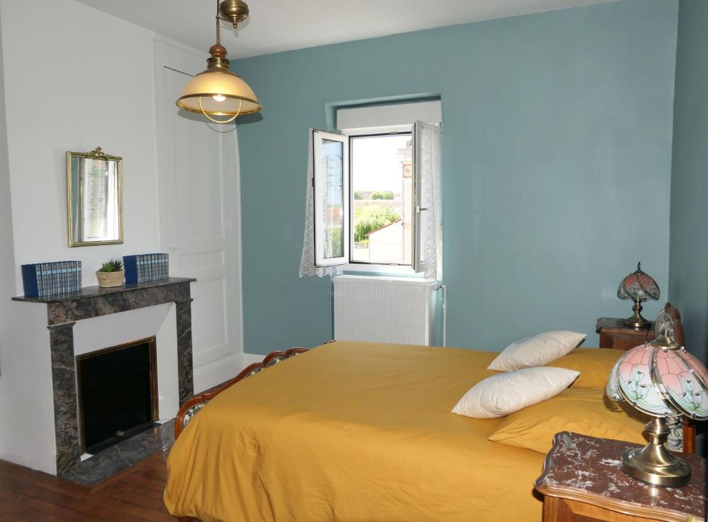 - une chambre bleue avec un lit et une cheminée dans l'établissement La p'tite bourgeoise Auxerroise, demeure de charme., à Auxerre