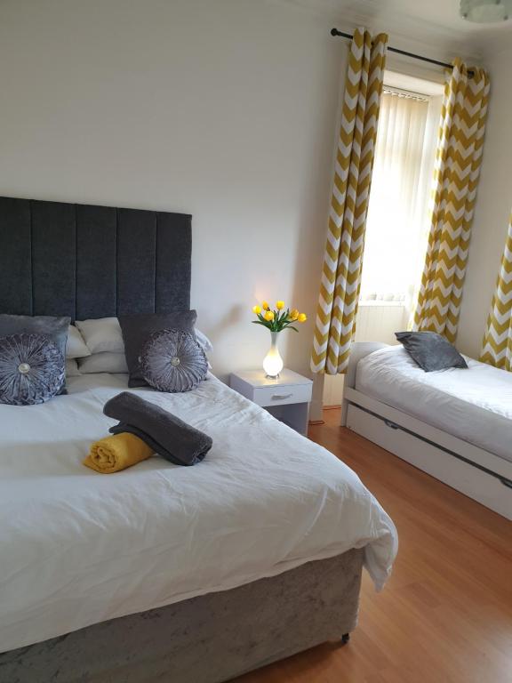 - une chambre avec 2 lits et une fenêtre dans l'établissement Troon Beach Town Golf Apartment Troon Ayrshire, à Troon