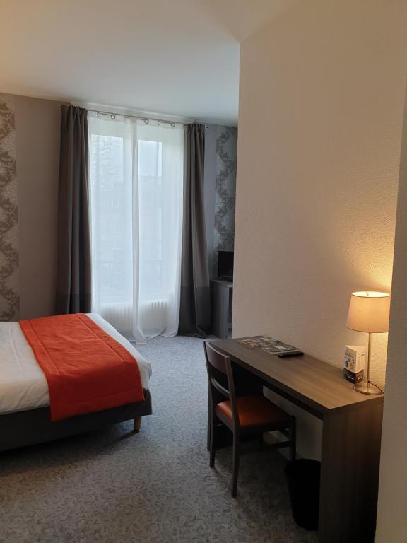 Postel nebo postele na pokoji v ubytování Hôtel Le Rohan Charme et Caractère