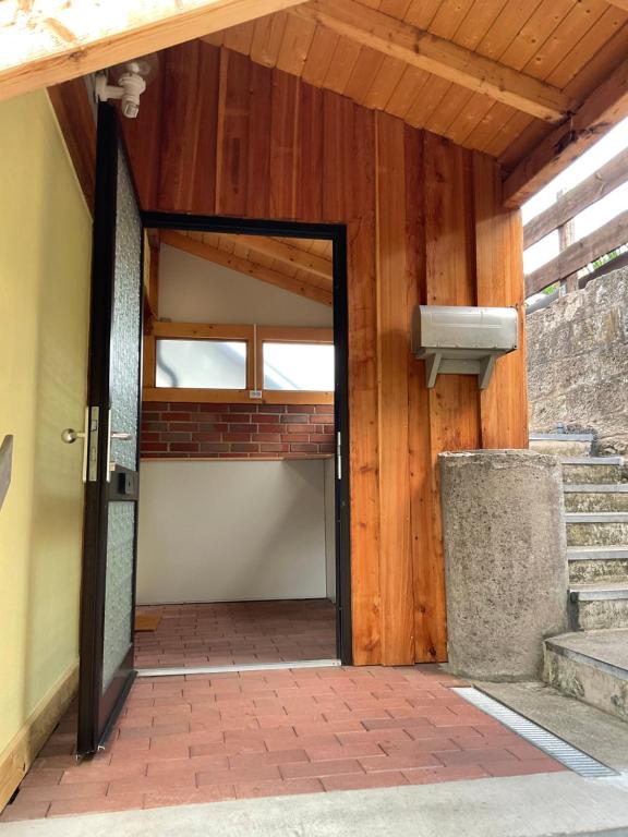 einen Eingang zu einem Gebäude mit einer Tür und einer Treppe in der Unterkunft Ferienwohnung am Kalkweg in Bad Sooden-Allendorf