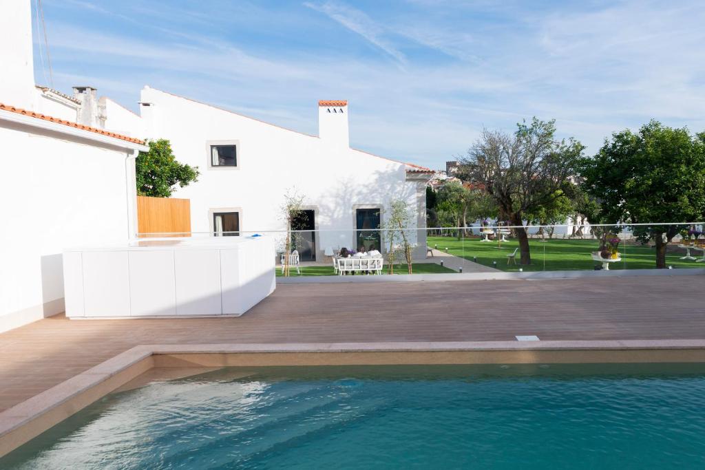 uma casa com piscina em frente a uma casa em Portalegre Palace em Portalegre