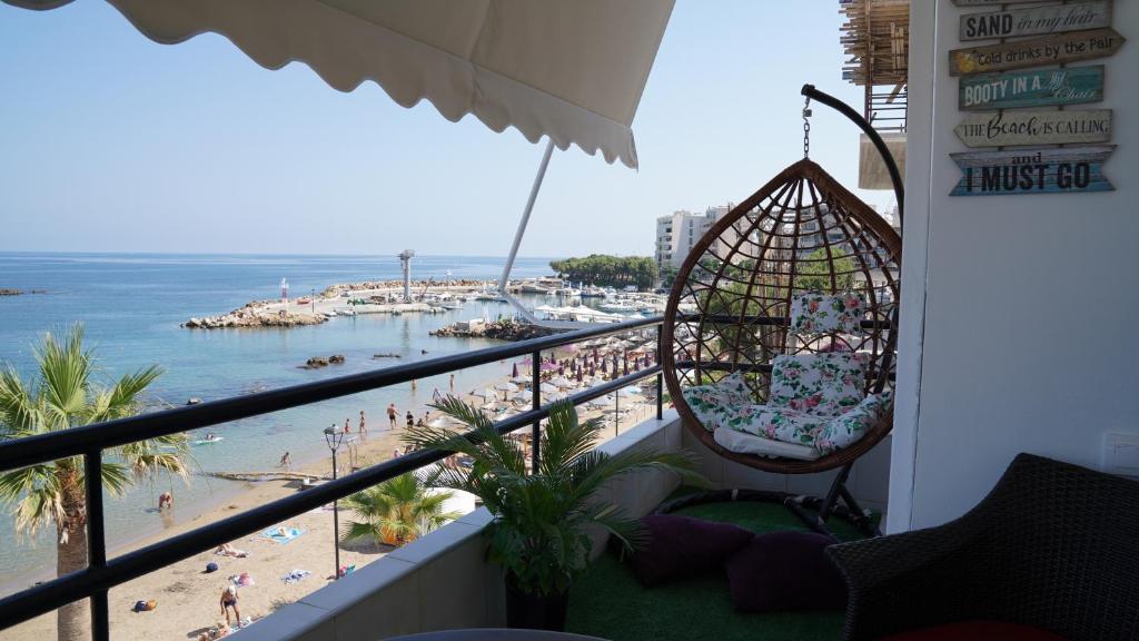 Elle comprend un balcon offrant une vue sur la plage et l'océan. dans l'établissement KM Beach View apartment, à La Canée