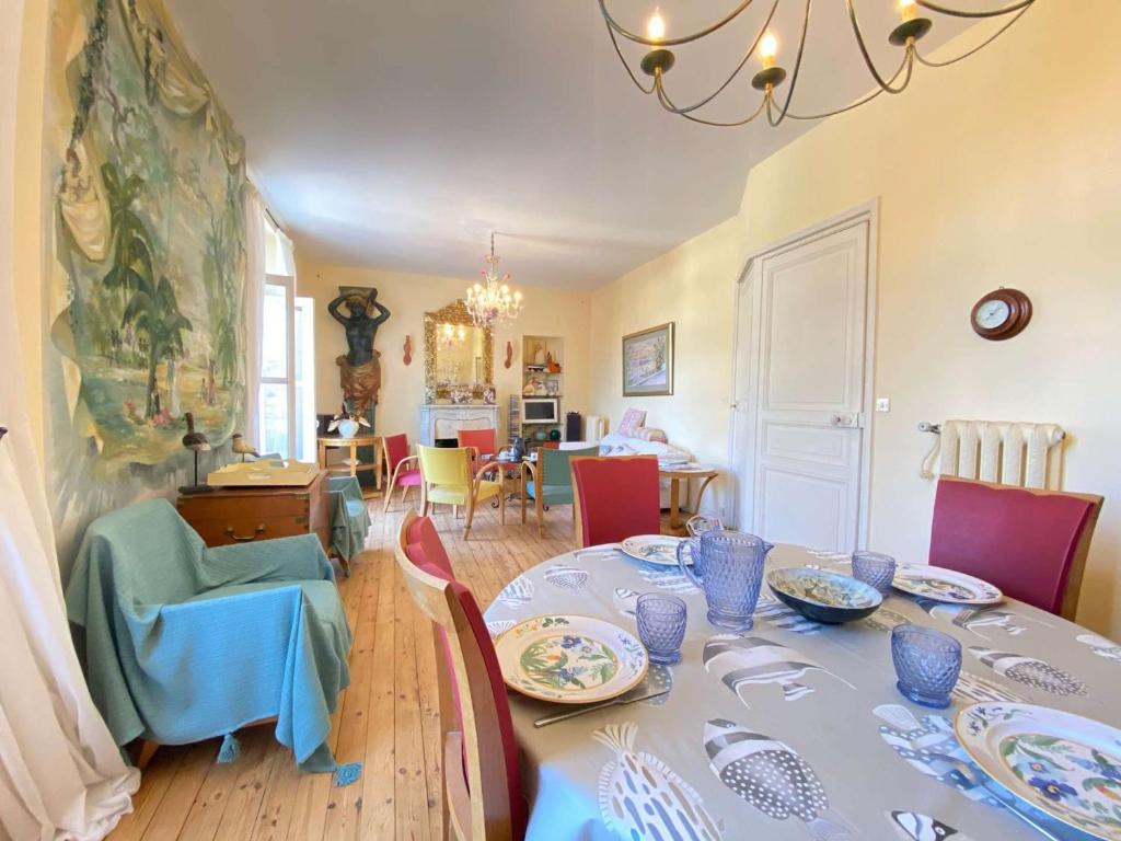 une salle à manger avec une table et des chaises dans l'établissement Appartement duplex 5 pièces, 6 couchages au cœur de La Baule avec terrasse, parking et tous commerces à pied - FR-1-245-71, à La Baule