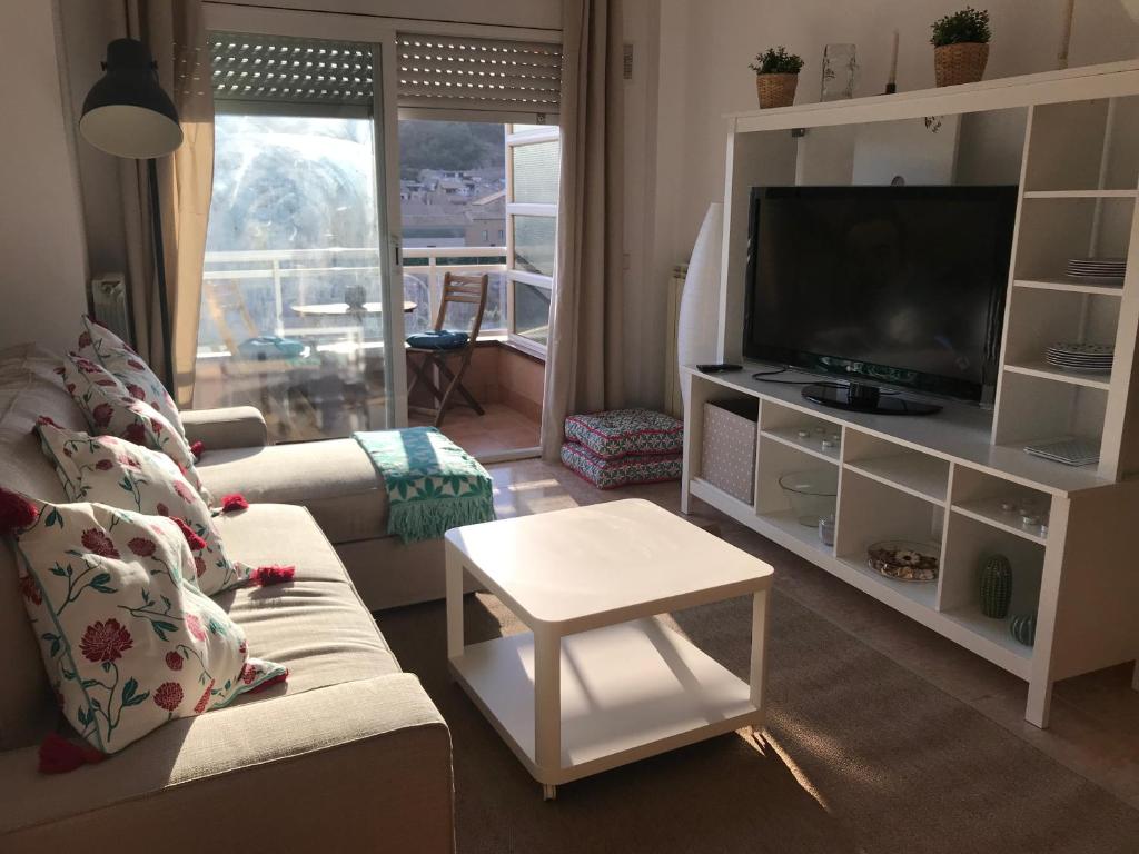 a living room with a couch and a tv at Apartamento recién reformado con vistas al río in Balaguer