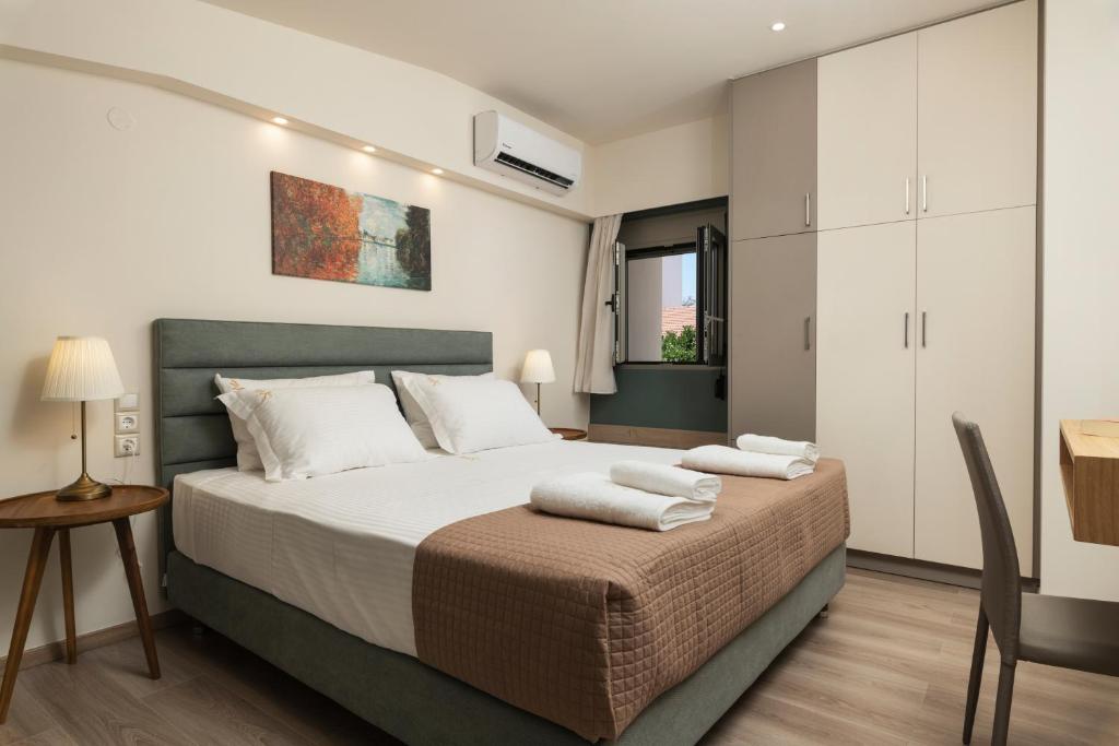 Łóżko lub łóżka w pokoju w obiekcie Dimitra Central Apts