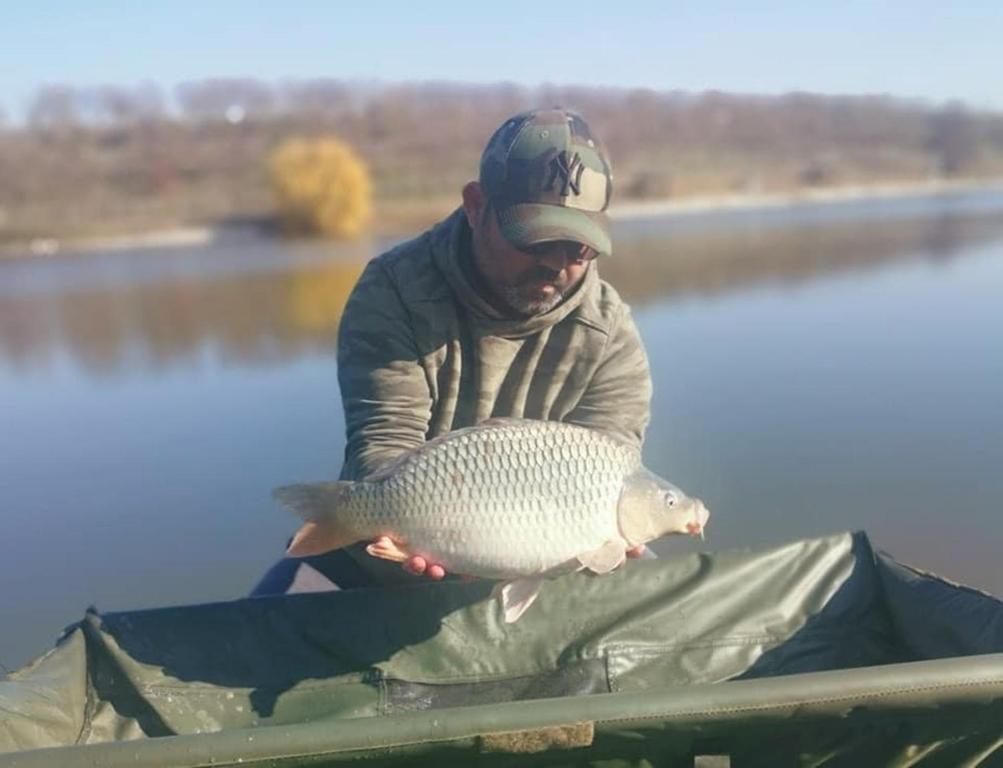 Výhled na řeku, která protéká v blízkosti chaty