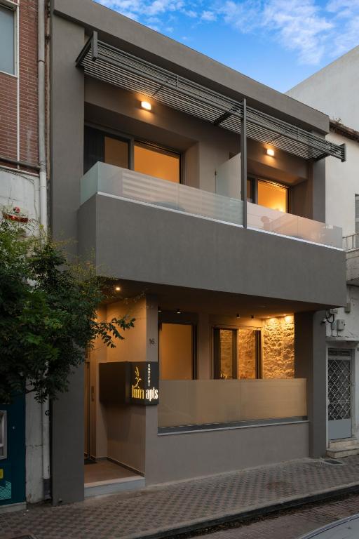 dom z balkonem z oświetleniem w obiekcie Dimitra Central Apts w Chanii