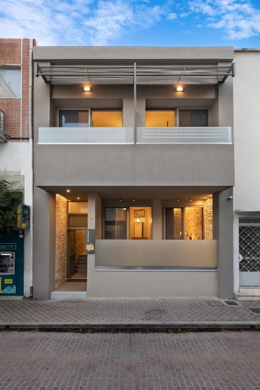 fasada domu z oświetleniem w obiekcie Dimitra Central Apts w Chanii