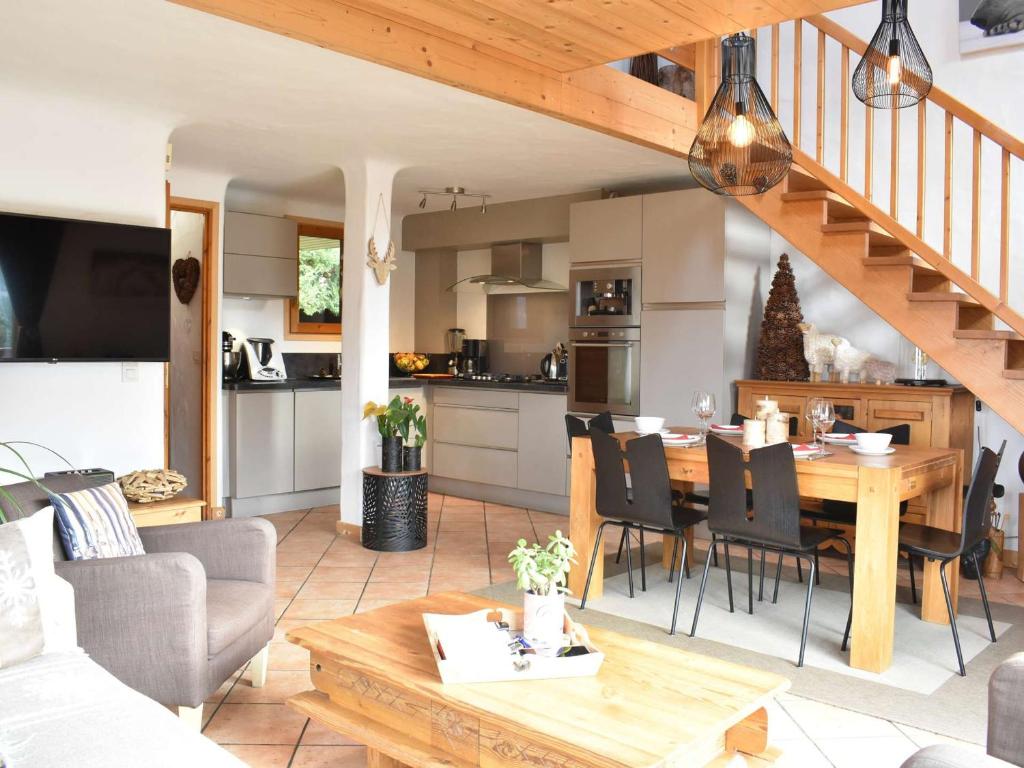 Photo de la galerie de l'établissement Chalet cosy avec mezzanine, poêle à bois, wifi et parking - Méribel - FR-1-180-570, à Les Allues