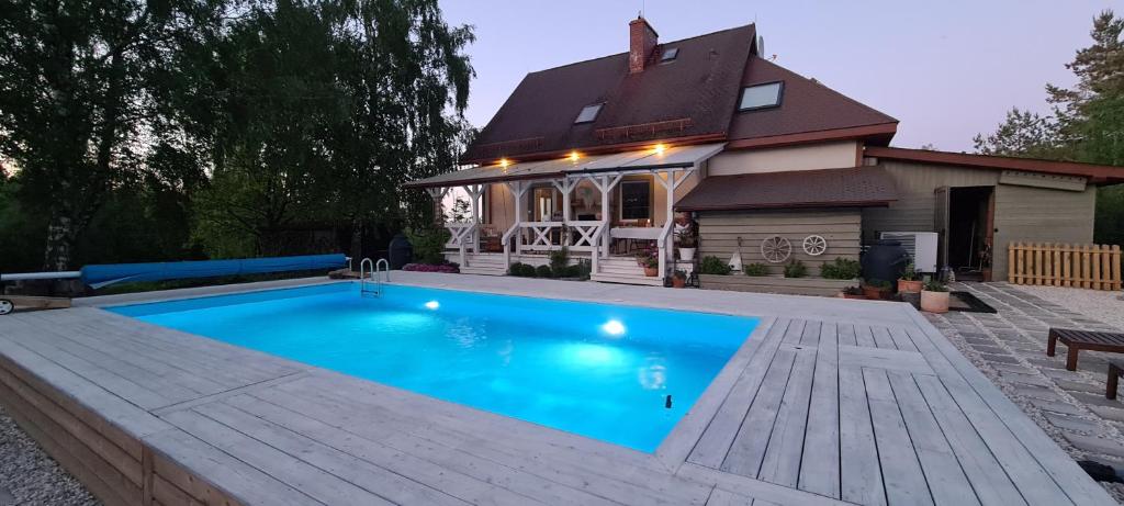 ein Swimmingpool vor einem Haus in der Unterkunft Cottage on the Hill in Kielno