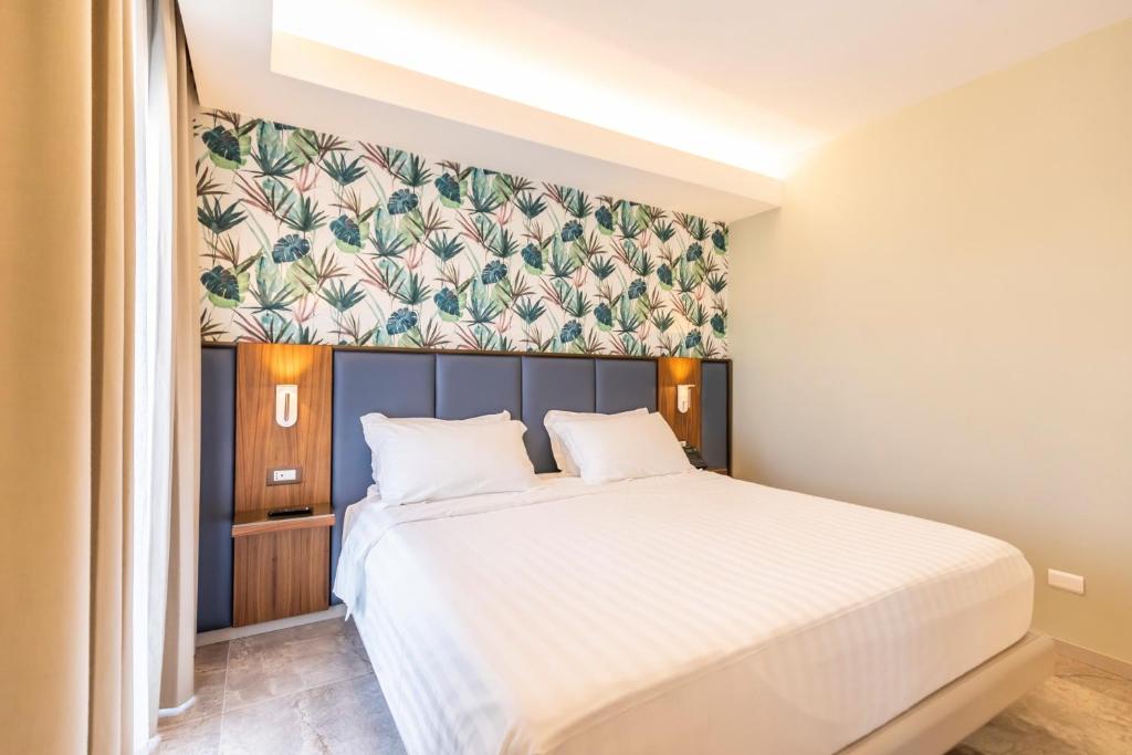 SOLMARIS TROPEA City Center - Rooms & Suites - Private Parking - Suite Met Kingsize Bed En Balkon