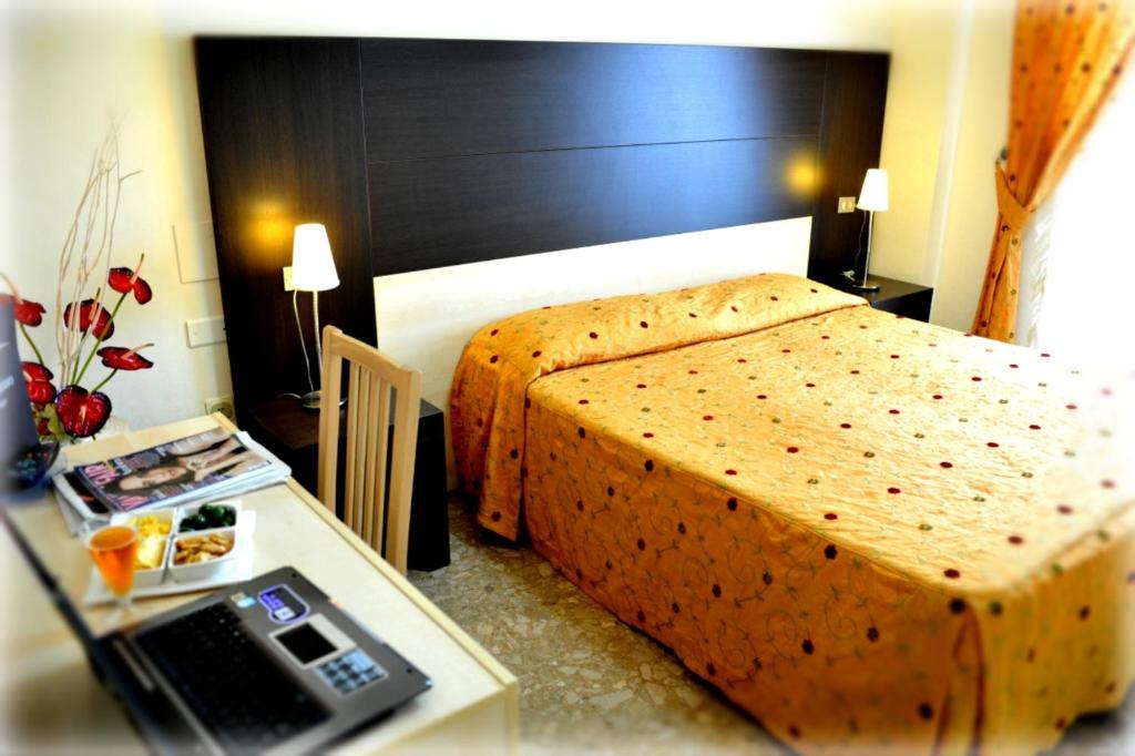 A bed or beds in a room at Hotel Gabbiano