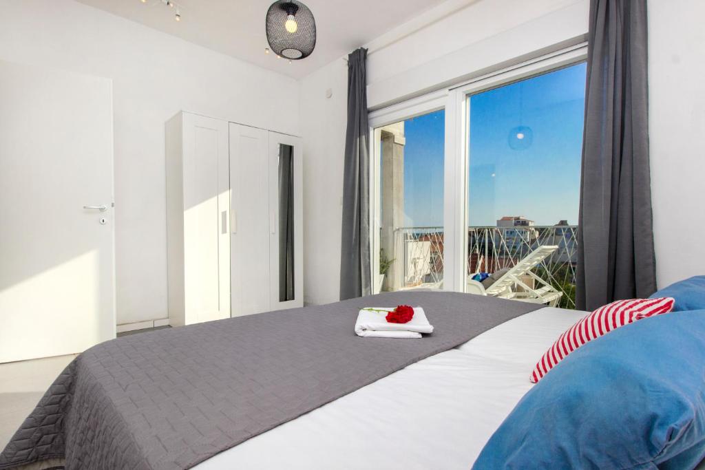 Posteľ alebo postele v izbe v ubytovaní Brodarica Apartment Near the Beach - Spacious 2-Bedroom Penthouse with Large Terrace