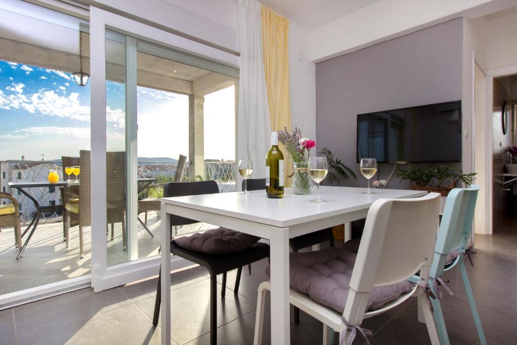 Balkón alebo terasa v ubytovaní Brodarica Apartment Near the Beach - Spacious 2-Bedroom Penthouse with Large Terrace